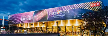 Die Wiener Stadthalle während des Eurovision Songcontest 2015 von außen